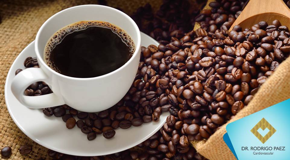Café em excesso aumenta chances de pressão alta em pessoas propensas.